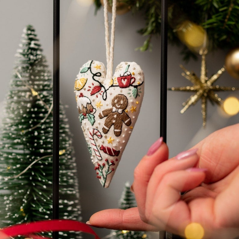🔥2025 New Release 50% OFF 💖 🎄DIY Heart Shaped Hand Embroidered Christmas Ornament/Ornament Kit 🧵